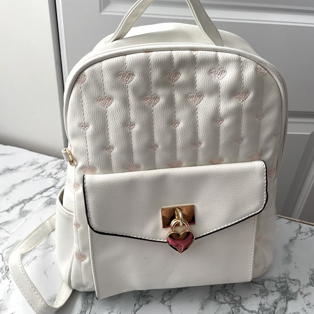White mini bag pack with hearts